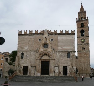 Duomo_di_Teramo_-_facciata_principale