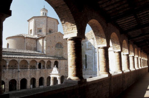 Atri:chiostro  S.Maria Assunta