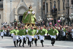 Sulmona La Madonna che scappa in piazza